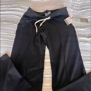 Vuori Studio Pant Brand New with tags never worn wideleg studio pant Black-small